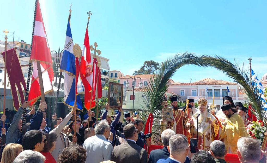 Λιτάνευση ιερών εικόνων και λαβάρων της Αναστάσεως στο Καρλόβασι