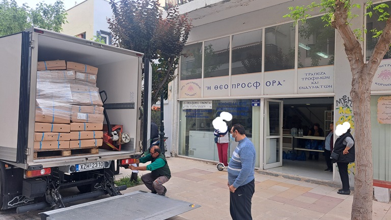 3 τόνοι κρέατα και 8 τόνοι τρόφιμα μοιράστηκαν από την «Θεοπροσφορά» ενόψει της εορτής του Πάσχα