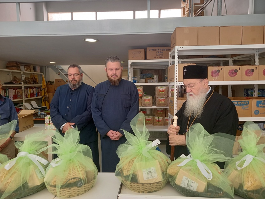 Η καθιερωμένη επίσκεψη του Μητροπολίτη Κορίνθου στους εθελοντές της «Θεοπροσφοράς»