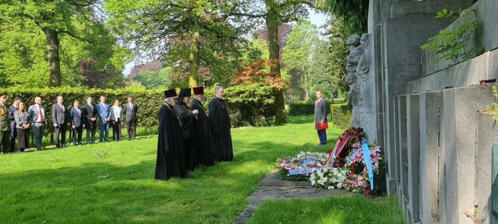 Архиепископ Брюссельский и Бельгийский Симон возложил венки к мемориалу советских воинов в Брюсселе