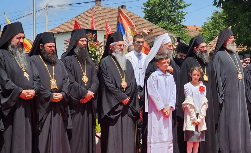 Патријарх Порфирије: Немојмо дозволити да се на било који начин за нешто што је пролазно и јефтино откидамо, одвајамо и отуђујемо од себе.