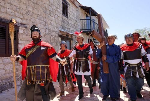 Αναβίωσε και φέτος η αναπαράσταση των Παθών στον Κάθηκα της Πάφου