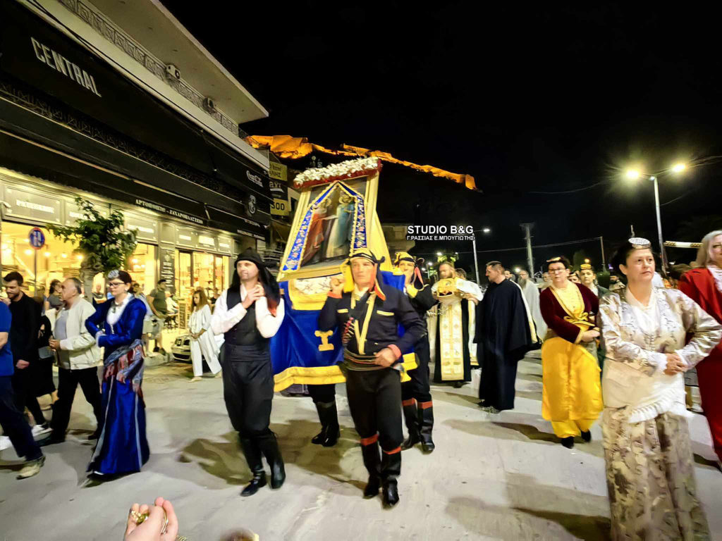 Η περιφορά της εικόνας των Αγίων Κωνσταντίνου και Ελένης στο Ναύπλιο (ΦΩΤΟ+ΒΙΝΤΕΟ)