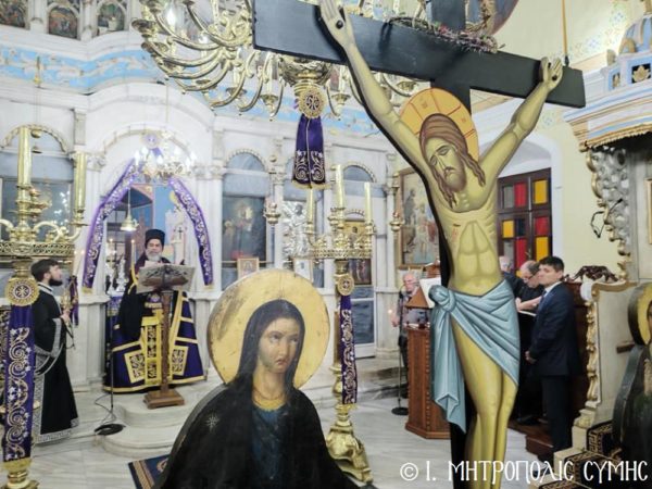 Η Ακολουθία των Αγίων και Αχράντων Παθών του Κυρίου χοροστατούντος του Μητροπολίτη Σύμης