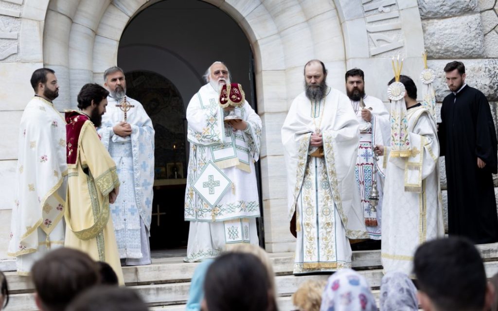Прва Света архијерејска литургија на острву Видо