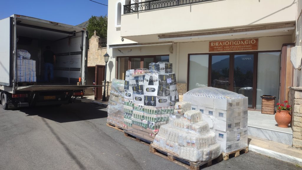 Δωρεά της Ι.Μ.Μ. Βατοπαιδίου στα «Συσσίτια Εμπεριστάτων» της Ιεράς Μητροπόλεως Λάμπης