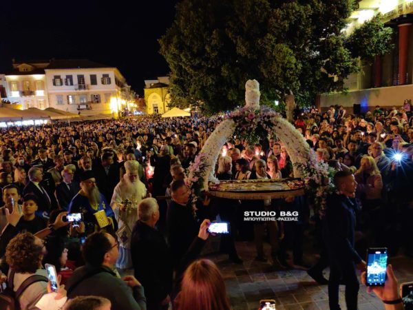 Χιλιάδες πιστοί στην περιφορά Επιταφίων στο Ναύπλιο (ΒΙΝΤΕΟ)