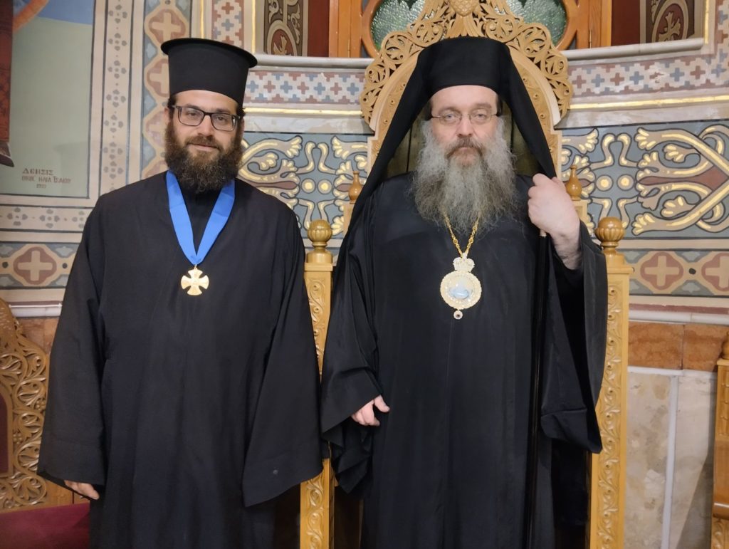 Στα 30 χρόνια της ιερωσύνης του, ο Μητροπολίτης Χίου τίμησε τον Αρχιδιάκονό του π. Αποστολο Λάρδα