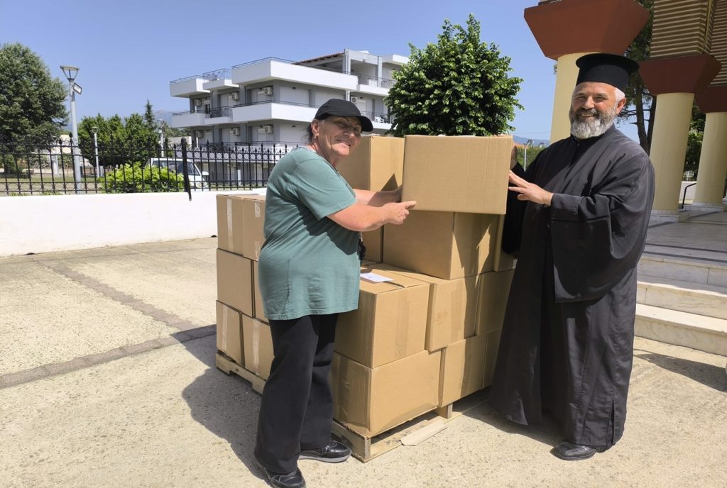 Διανομή δεμάτων – τροφίμων από την Ιερά Μητρόπολη Μαρωνείας