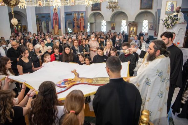 Ο Εσπερινός της Αποκαθήλωσης στην ενορία του Αγίου Φωτίου του Μεγάλου (ΦΩΤΟ)