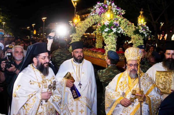 Πλήθος πιστών στην Ακολουθία του Επιταφίου στην Καλαμάτα
