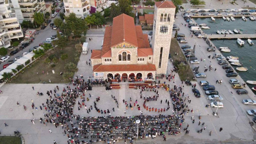 Παραδοσιακή χορευτική πανδαισία στην παραλία του Βόλου