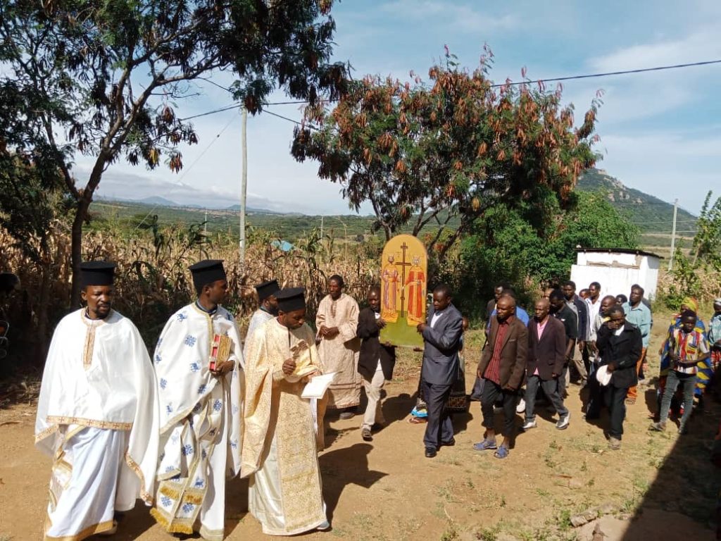 Λιτανεία της Εικόνας των Αγίων Κωνσταντίνου και Ελένης στο χωριό Κιπέρα της κεντρικής Τανζανίας