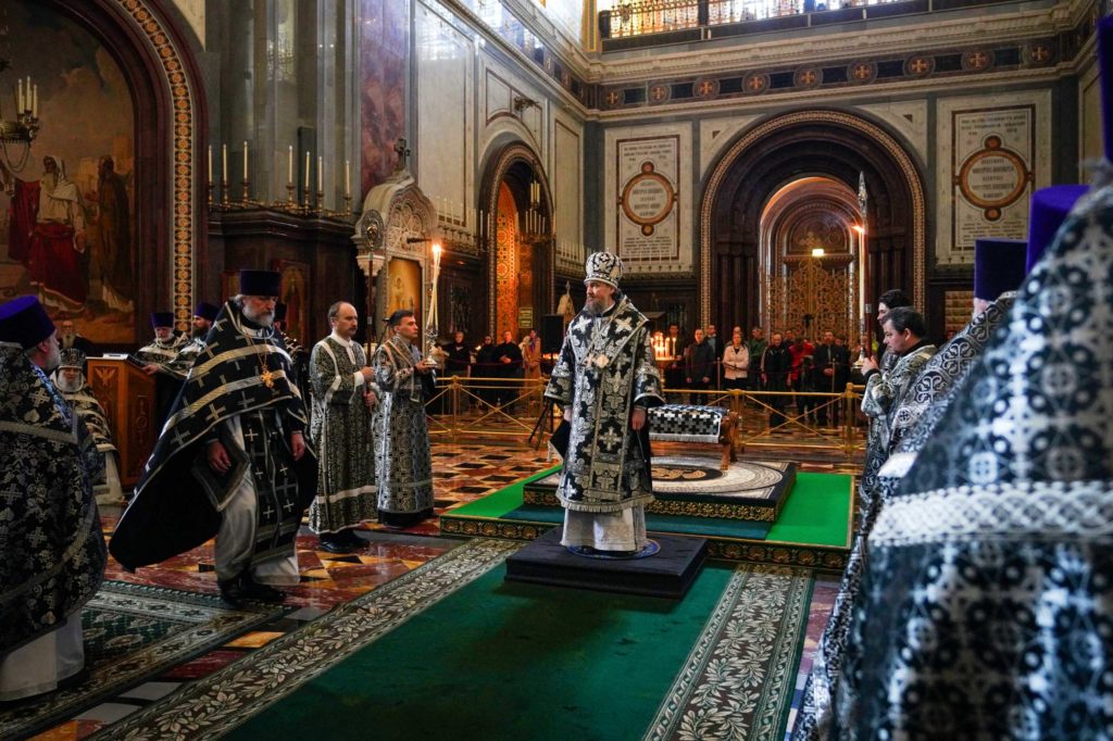 В среду Страстной седмицы митрополит Воскресенский Григорий совершил Литургию Преждеосвященных Даров в Храме Христа Спасителя г. Москвы