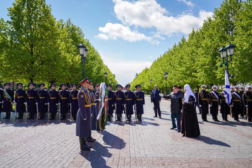В канун Дня Победы Святейший Патриарх Кирилл возложил венок к могиле Неизвестного солдата у Кремлевской стены