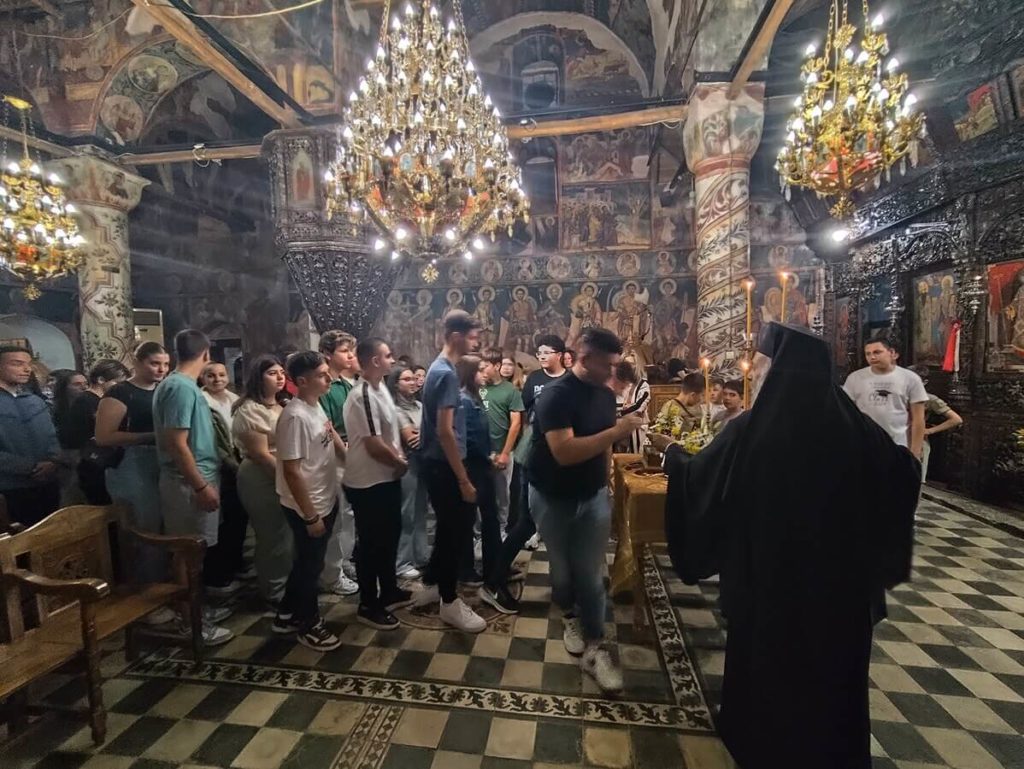 Προσκύνησαν το ιερό λείψανο του Αγίου Νικολάου του εν Βουναίνοις λίγο πριν τις Πανελλαδικές