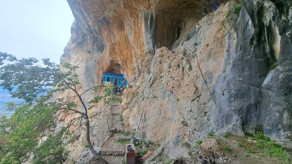 Η σπάνια Βυζαντινή επιγραφή στη σπηλιά της Αρσαλής στην Οίτη και το έθιμο με τις βαθιές ρίζες