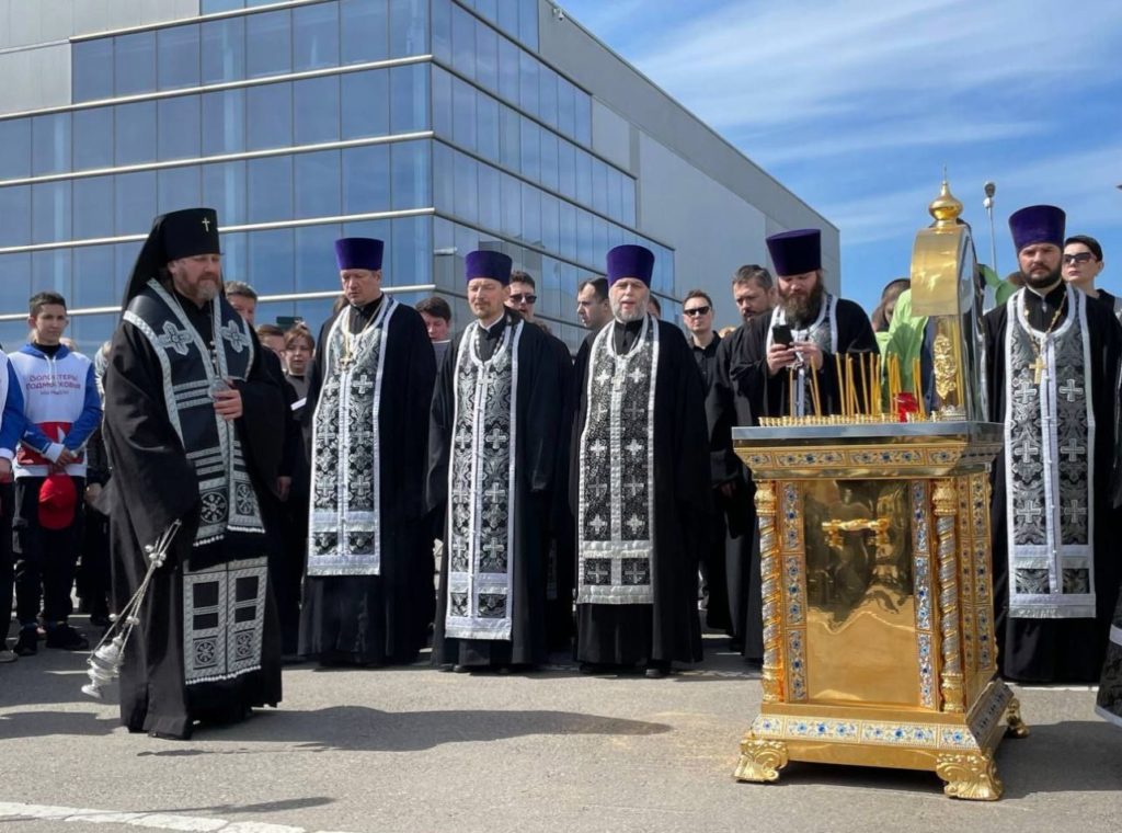 На 40-й день трагедии панихиду у здания «Крокус Сити Холла» по благословению Святейшего Патриарха Кирилла совершил архиепископ Одинцовский Фома