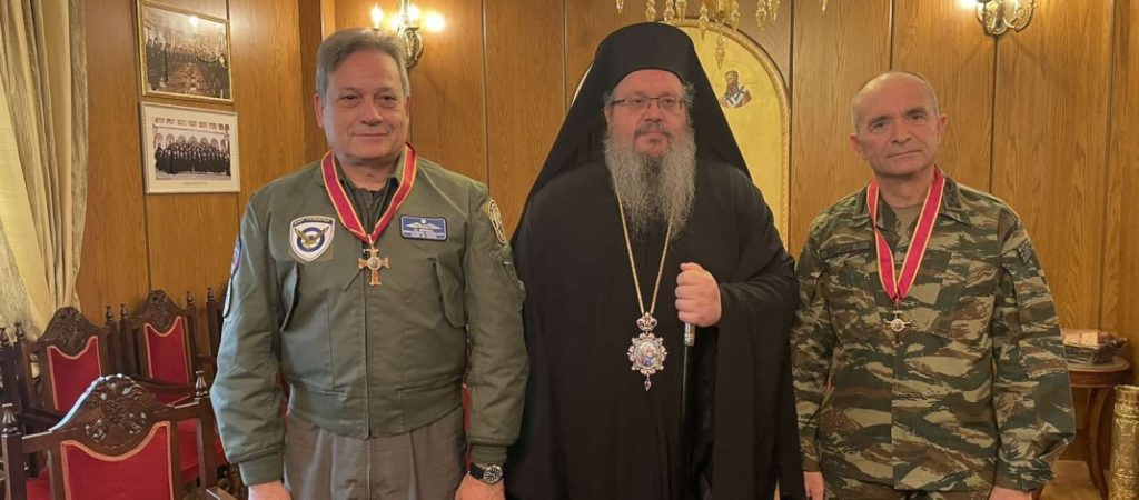 Η ανώτατη τιμητική διάκριση της Μητροπόλεως Λαρίσης στους Αρχηγούς ΓΕΣ και ΓΕΑ