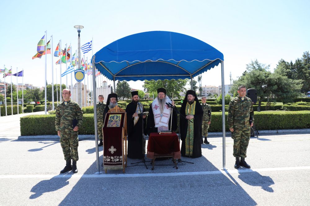 Στην επίδοση Ξιφών στην 1η Στρατιά παρουσία του Μητροπολίτη Λαρίσης