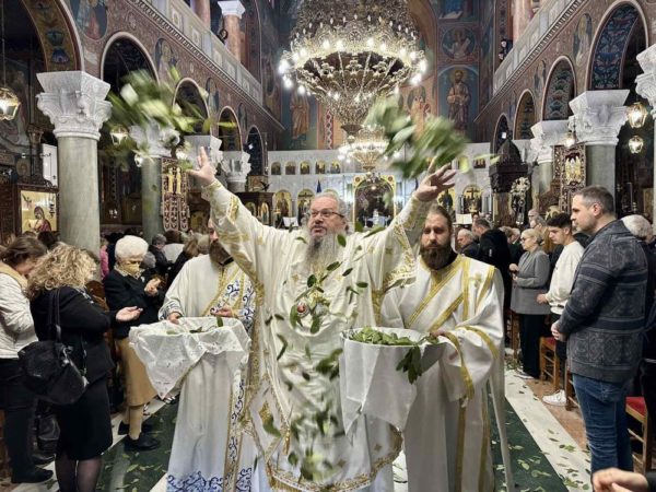 Η «Πρώτη Ανάσταση» ατον Ιερό Ναό των Αγίων Κωνσταντίνου και Ελένης Λαρίσης