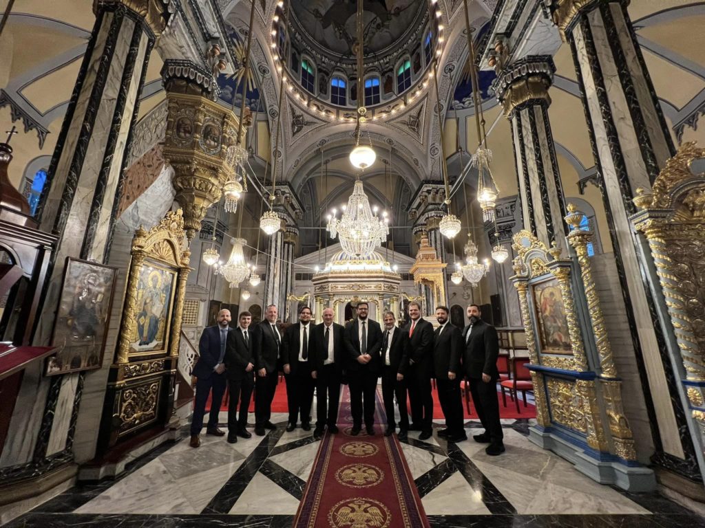 Καθηγητές και φοιτητές του Ελληνικού Κολλεγίου Τίμιος Σταυρός Βοστώνης στην Ιερά Μητρόπολη Δέρκων