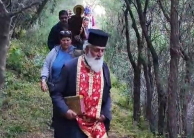 Χίος: Πιστοί μεταφέρουν τις εικόνες από χωριό σε χωριό περπατώντας για μία ώρα