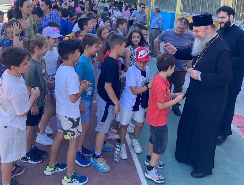 Επίσκεψη Μητροπολίτη Περιστερίου σε σχολεία – Παράκληση για διαγωνιζομένους μαθητές