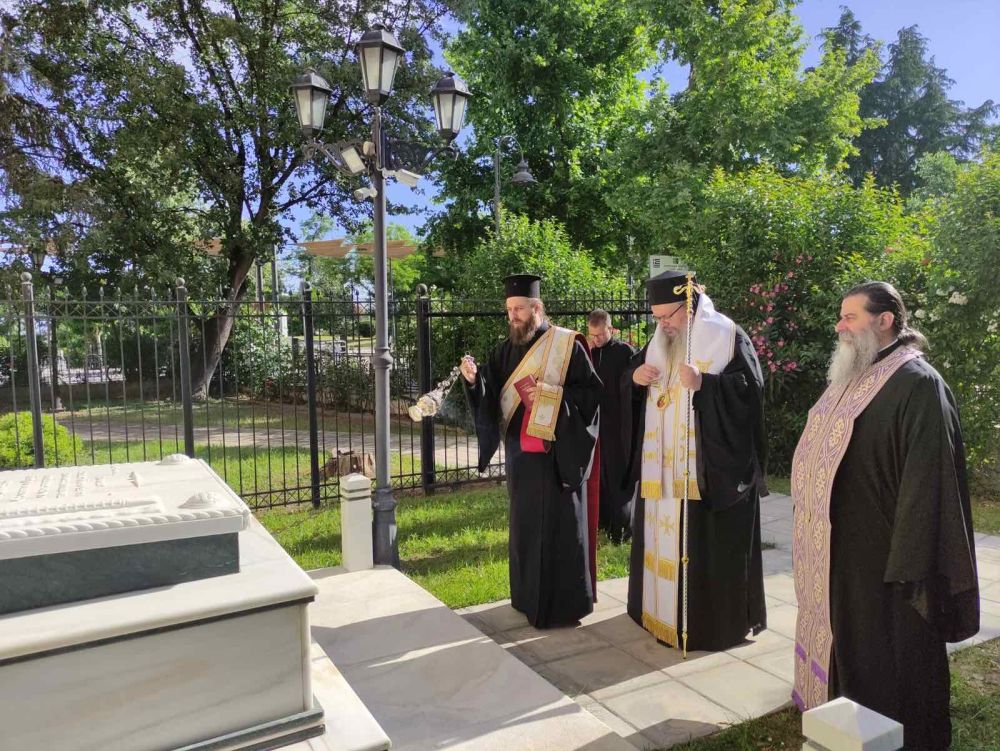 Τρισάγιο στους Προκατόχους του τέλεσε ο Μητροπολίτης Λαρίσης