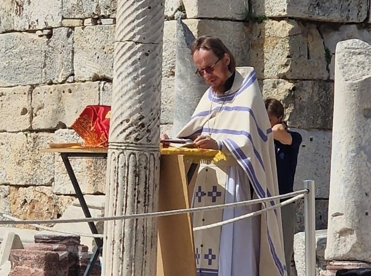 Совершена Литургия на месте погребения святого апостола Иоанна Богослова