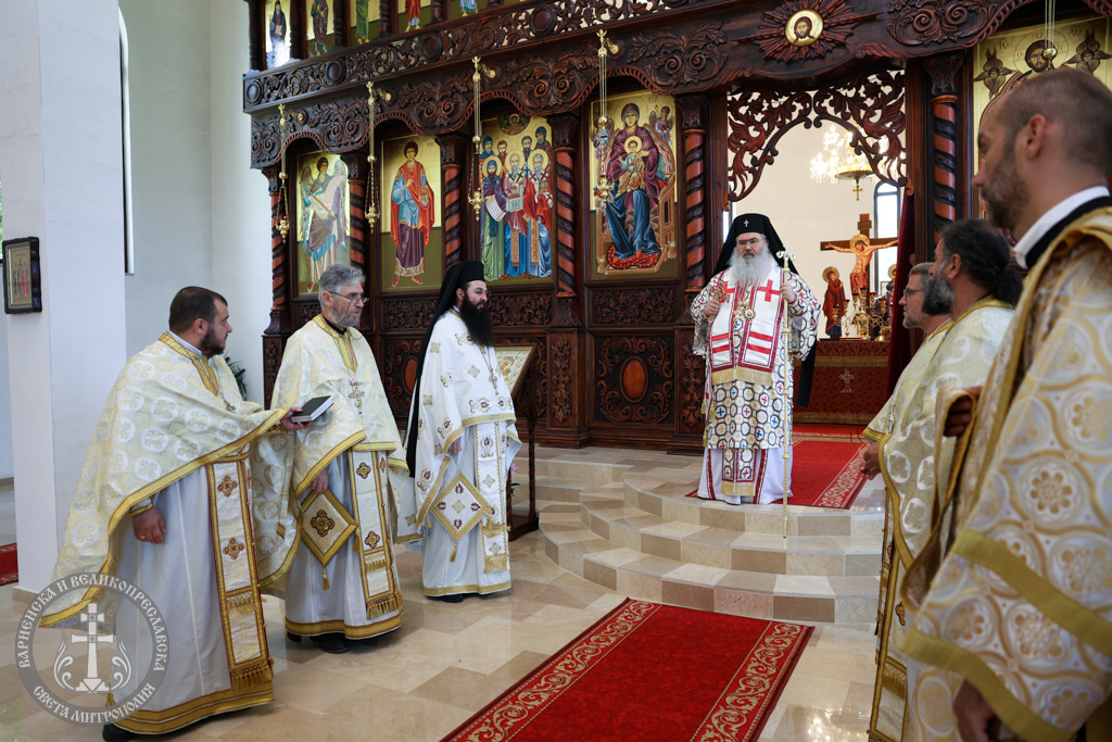 Митрополит Йоан отслужи Заупокойна света Литургия и Опело на протойерей Милен Петров в град Каспичан