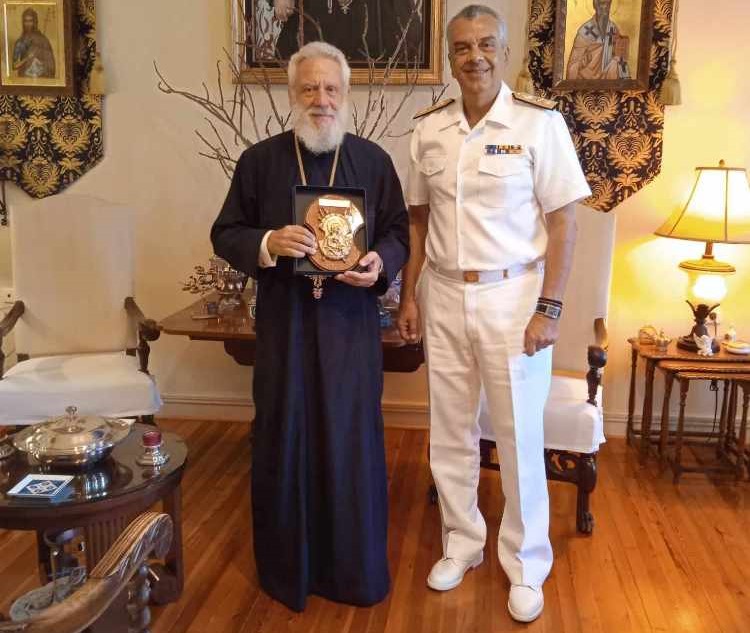 Επίσκεψη του Διοικητού του Ναυστάθμου Σαλαμίνος στον Μητροπολίτη Σύρου