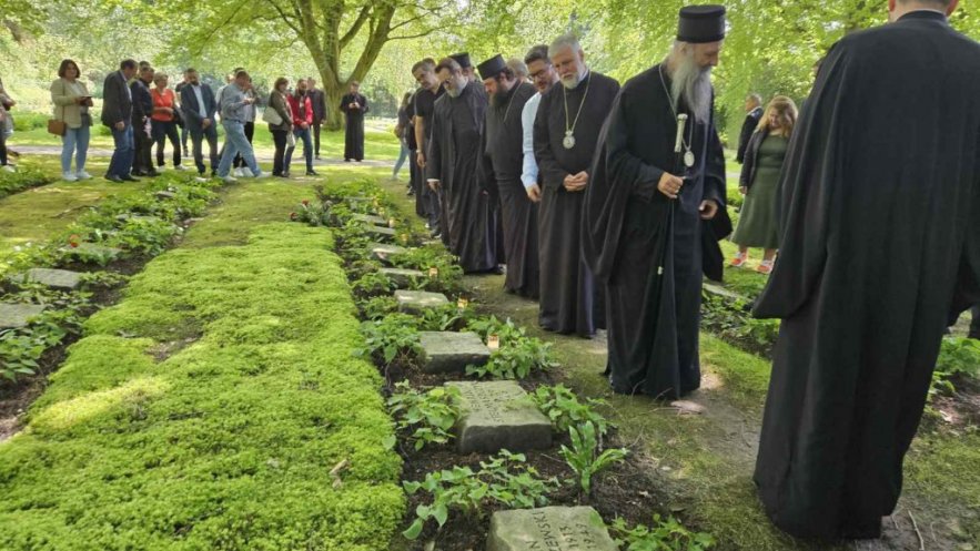Посета Патријарха Порфирија Епархији диселдорфској и немачкој: Служен помен на гробљу Олсдорф у Хамбургу (ФОТО/ВИДЕО)