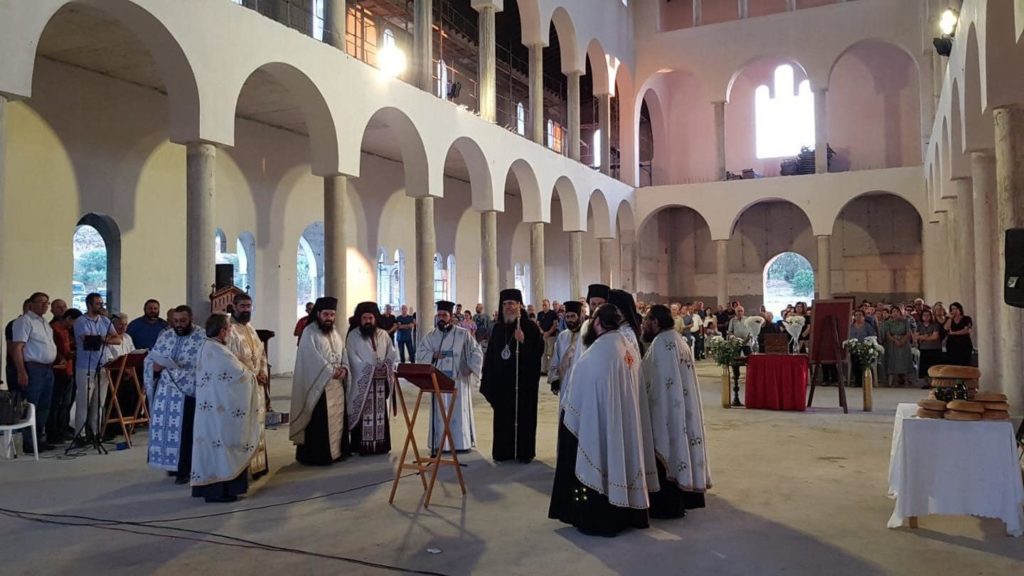 Ο πρώτος Εσπερινός στον υπό ανέγερση Ιερό Ναό Αγίου Λουκά του Ιατρού στην Αγία Βαρβάρα Λευκωσίας