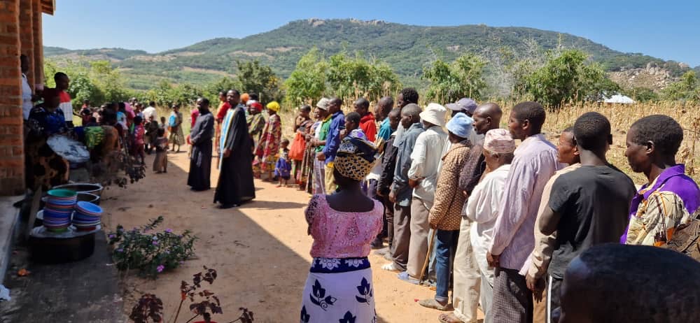 Γεύμα και μνημόσυνο στο απομονωμένο χωριό Μκόμπε της Τανζανίας
