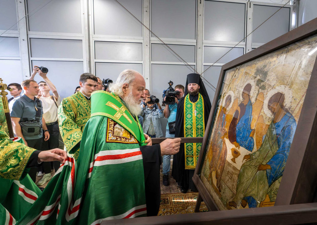 Патриарх Кирилл возглавил принесение иконы Святой Троицы, написанной преподобным Андреем Рублевым, в Троице-Сергиеву лавру