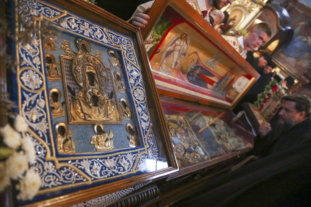Мошти Преподобног Јустина Ћелијског и икона Мајке Божје „Знамење” свечано дочекани у престоници
