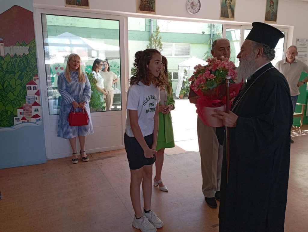 Ο Μητροπολίτης Χαλκίδος συιερουργός με μαθητές