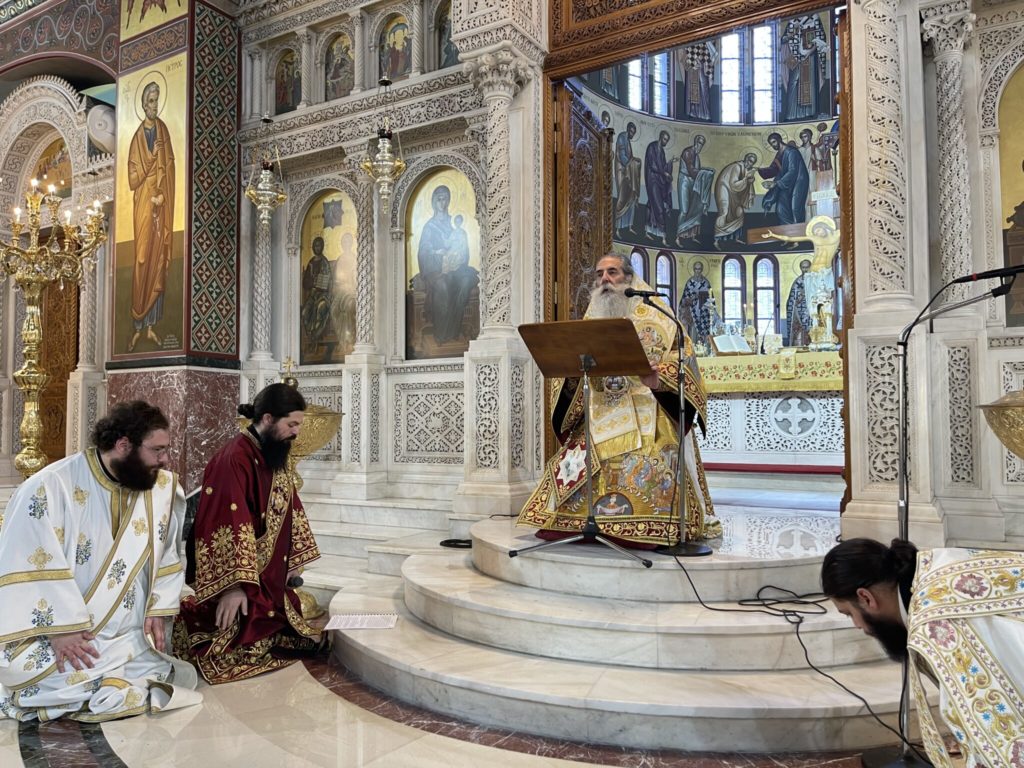 Η Κυριακή της Πεντηκοστής στον Καθεδρικό Ιερό Ναό Αγίας Τριάδος Πειραιώς