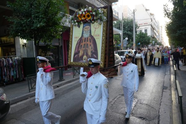 Ο Άγιος Λουκάς ο ιατρός ευλόγησε την πόλη του Πειραιά