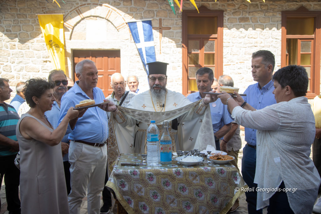 Η εορτή του Αγίου Πνεύματος στον πανηγυρίζοντα Ιερό Ναό της Αγίας Τριάδος στη Συκιά Σιθωνίας αντίκρυ από τον Άθωνα