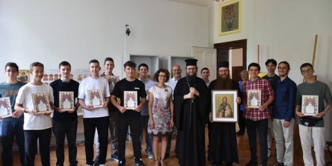 Учениците от Семинарията показаха творбите си от курсовете по иконопис и дърворезба