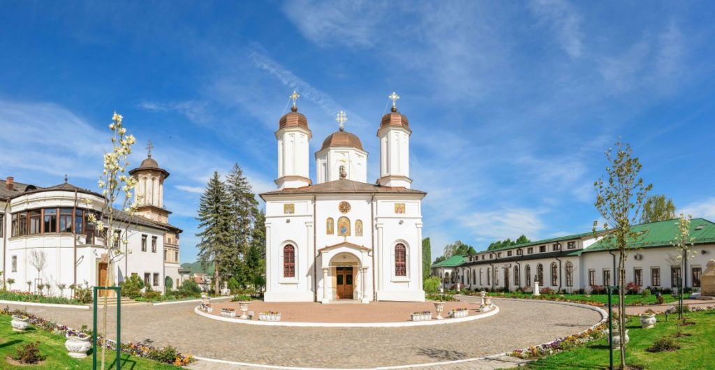 Arhiepiscopia Râmnicului: Bisericile sunt deschise pe tot parcursul zilei și oferă apă celor afectați de caniculă