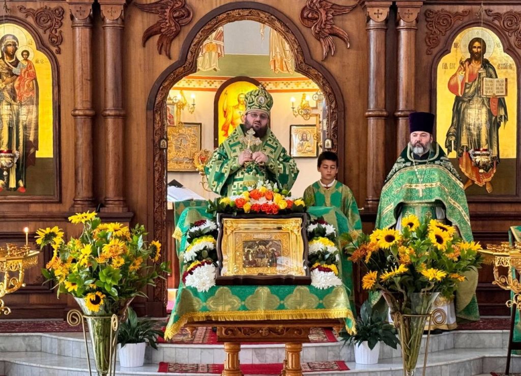 В праздник Святой Троицы митрополит Зарайский Константин совершил Литургию в Сергиевском храме в ЮАР