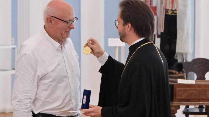 Η Μητρόπολη Βεσσαραβίας παρασημοφόρησε τον Πρόεδρο του Συνδέσμου Ιστορικών από τη Δημοκρατία της Μολδαβίας