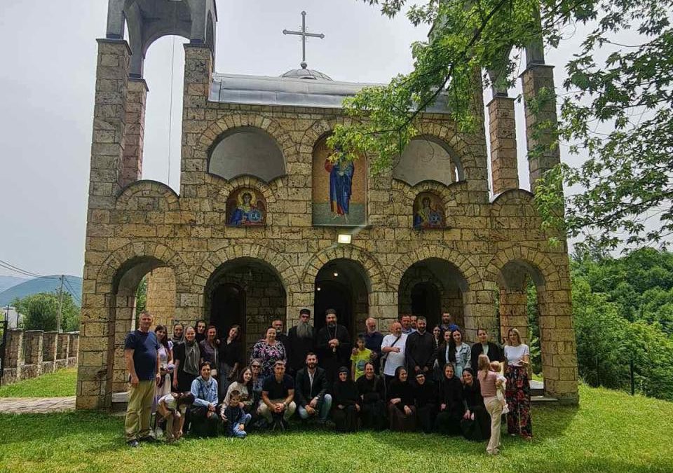Литургијско сабрање у храму Свете Тројице у мјесту Виницка код Берана