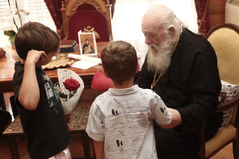 Ασυνόδευτα προσφυγόπουλα της «ΣΥΝΥΠΑΡΞΙΣ» και παιδιά από το Εκκλησιαστικό Ορφανοτροφείο στον Αρχιεπίσκοπο