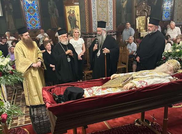 Συνεχίζεται το λαϊκό προσκύνημα στη σορό του Μητροπολίτη Αγαθονίκου