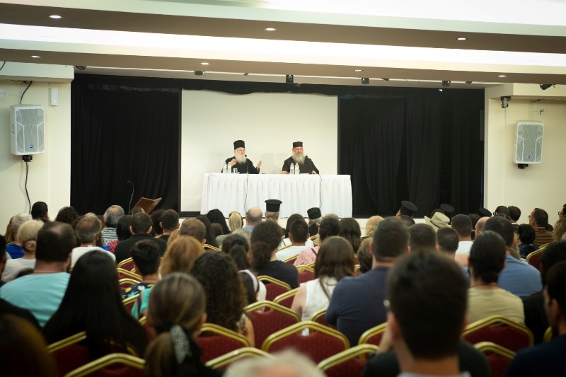 Κατάμεστη η αίθουσα στη Λεμεσό στην ομιλία του Γέροντα Εφραίμ Βατοπαιδινού (ΒΙΝΤΕΟ)