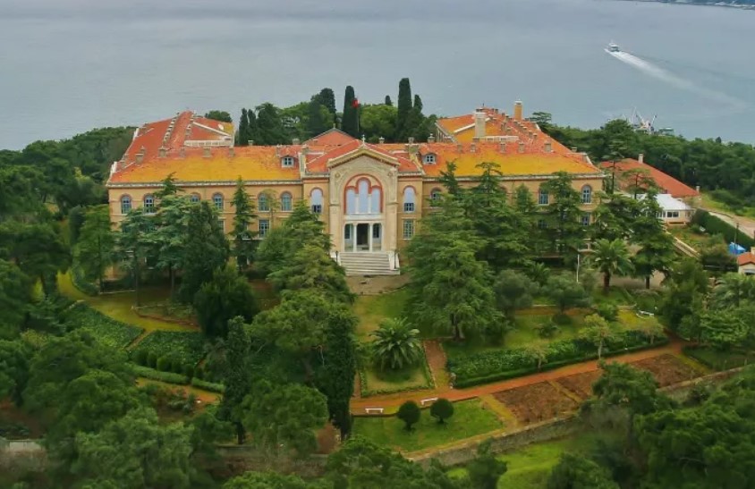 Συνεχίζονται τα δημοσιεύματα στον τουρκικό Τύπο για το ενδεχόμενο επαναλειτουργίας της Θεολογικής Σχολής της Χάλκης